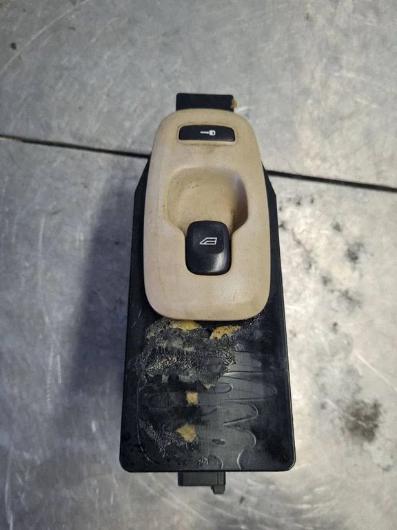 Electric window control switch 30658147