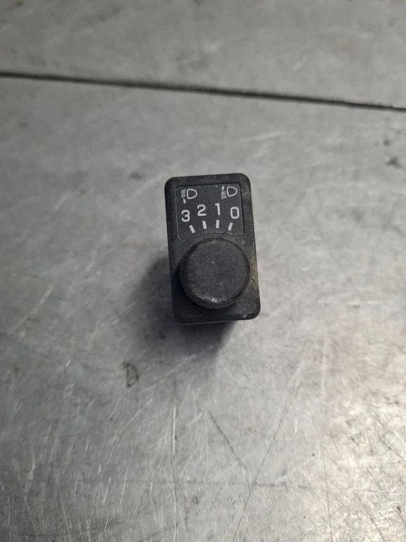 Headlight level height control switch – Nissan Primera (2002-2007)