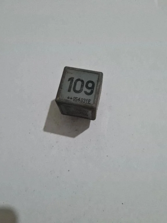 Inny przekaźnik 1J0906381A