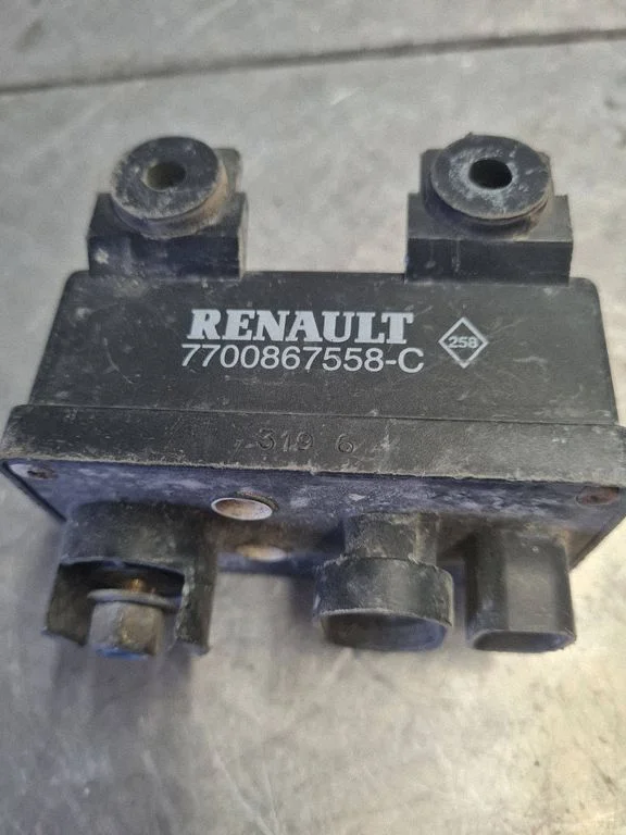 Eelsüüteküünalde relee 7700867558C