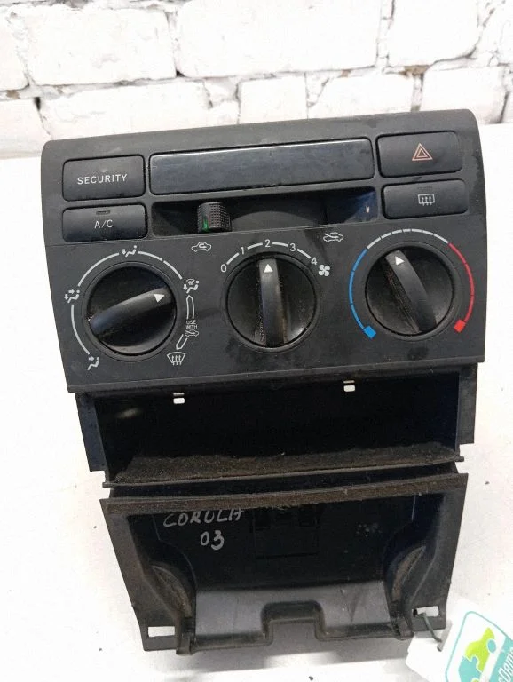 Panel sterowania klimatyzacją / nawiewem – Toyota Matrix (E130) (2001-2008)