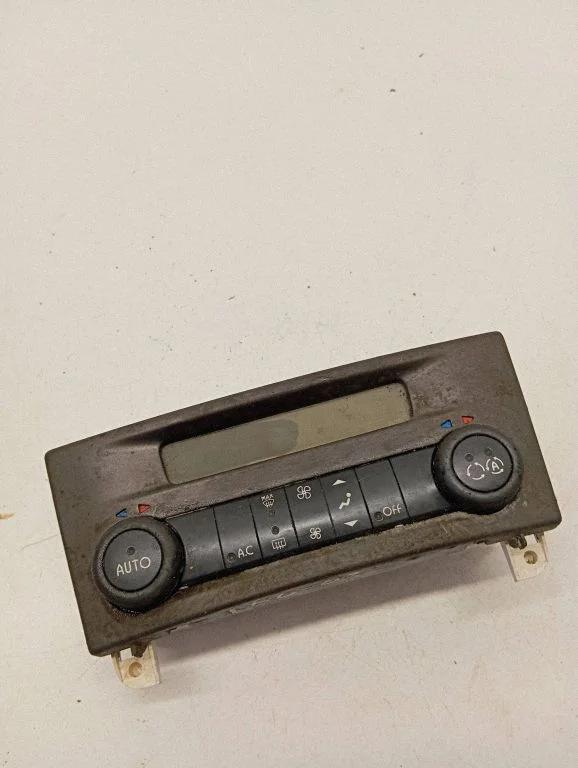 Kliimaseadme/kütte juhtplokk (salongis) 8200264429 – Renault Laguna II (2001-2007)