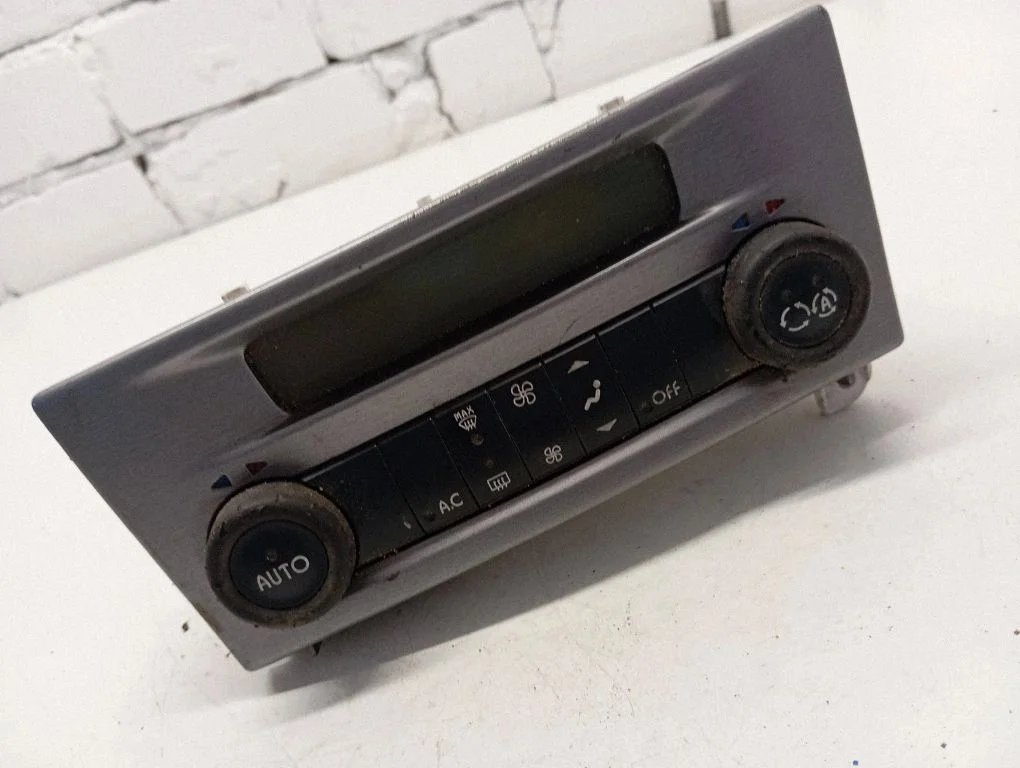 Kliimaseadme/kütte juhtplokk (salongis) 8200001901C – Renault Laguna II (2001-2007)