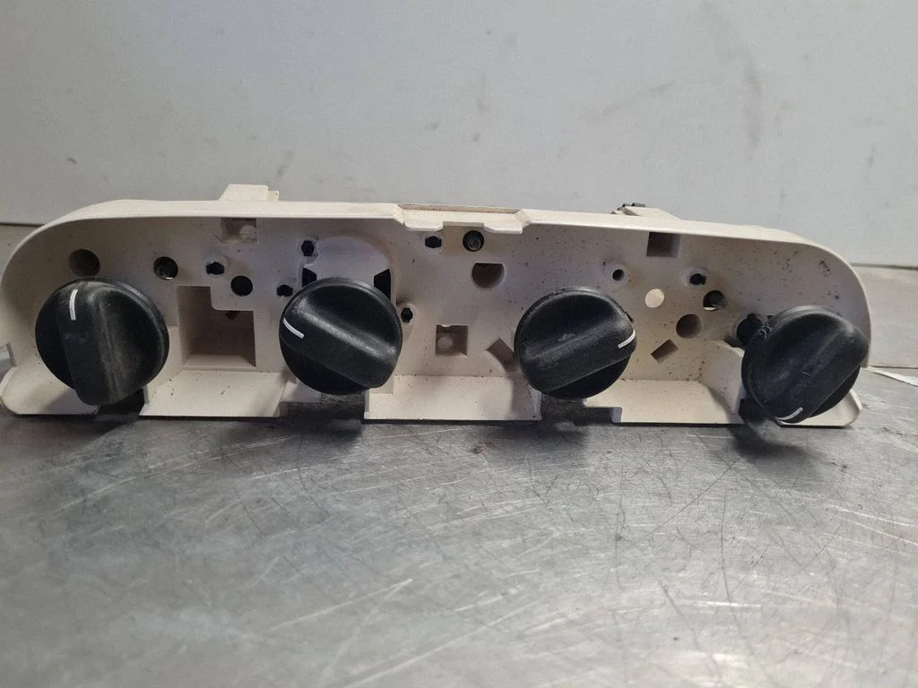 Panel sterowania klimatyzacją / nawiewem 90457656