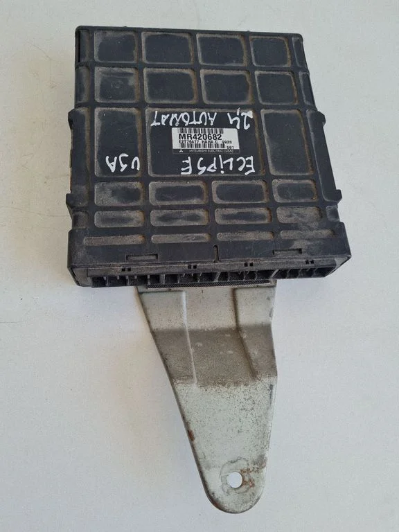 Dzinēja vadības bloks MR420682