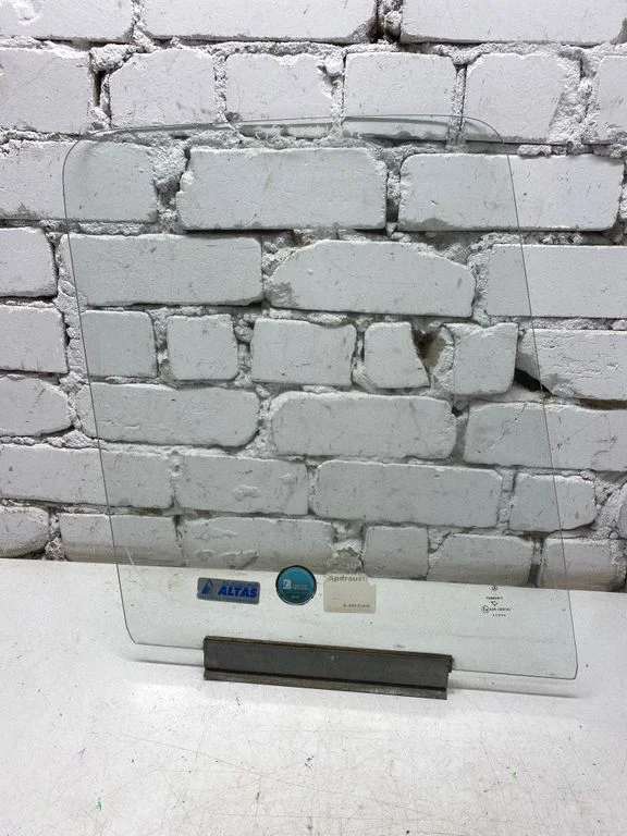 Front door window glass four-door 43R000042