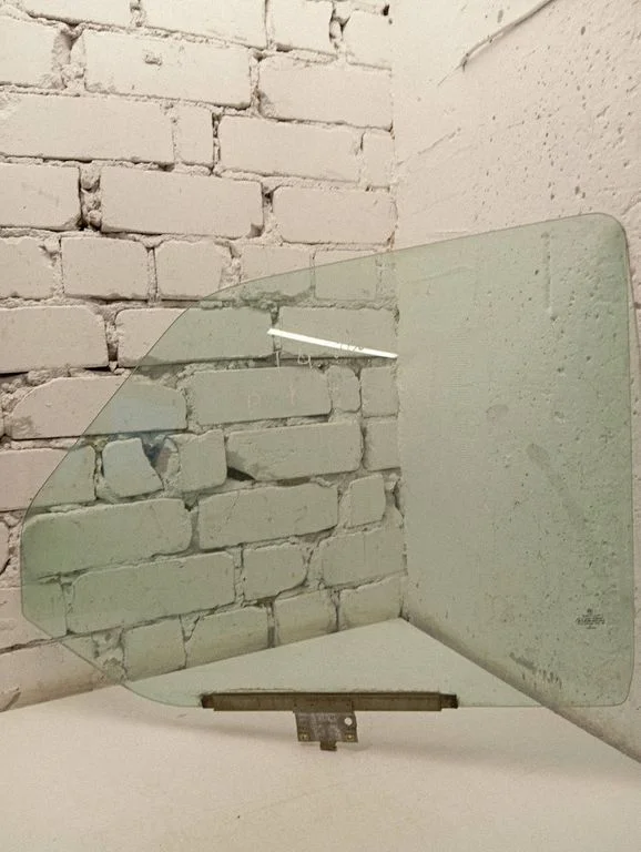Front door window glass four-door 43R001352