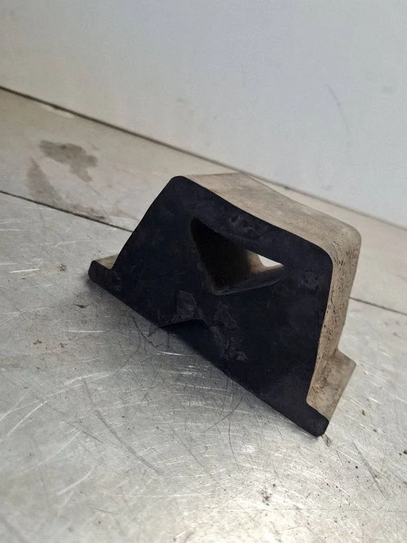 Kita galinės važiuoklės detalė