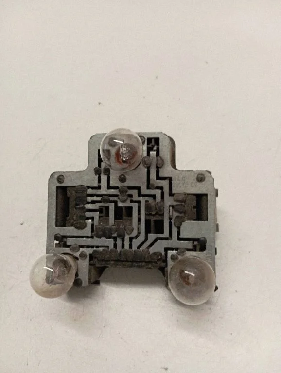Aizmugurējā luktura spuldzes pārsegs (ligzda) 701945257