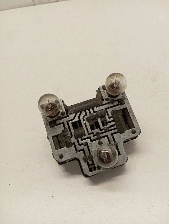 Aizmugurējā luktura spuldzes pārsegs (ligzda) 701945257