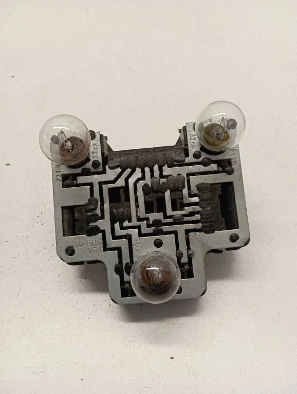 Aizmugurējā luktura spuldzes pārsegs (ligzda) 701945257