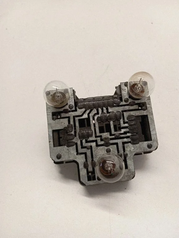Aizmugurējā luktura spuldzes pārsegs (ligzda) 701945257