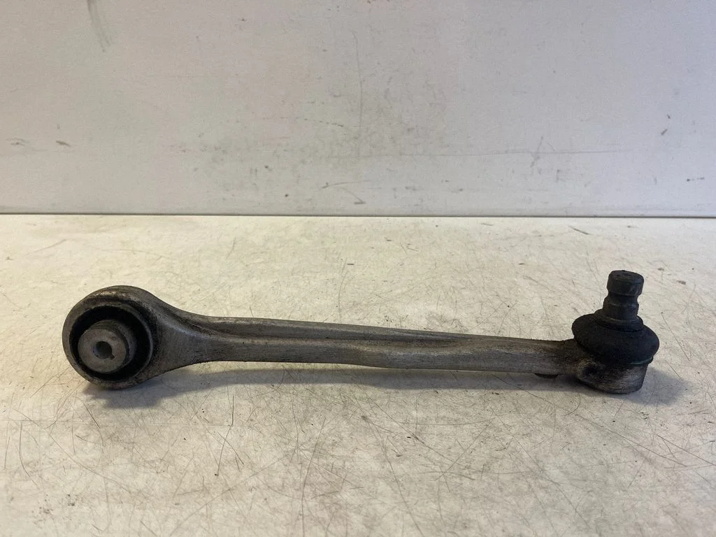 Front control arm – left