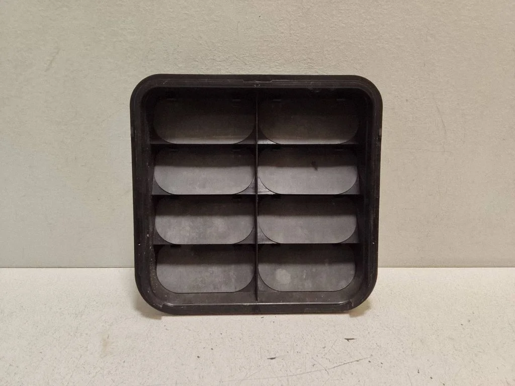 Quarter panel pressure vent 4M0819181A