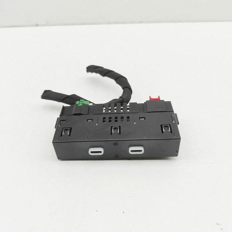 USB ligzda – Skoda Fabia Mk4 (6VA) (2021-)