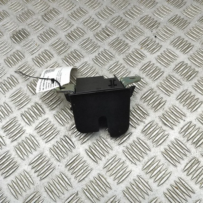 Aizmugurējā vāka slēdzene 2G6827505B