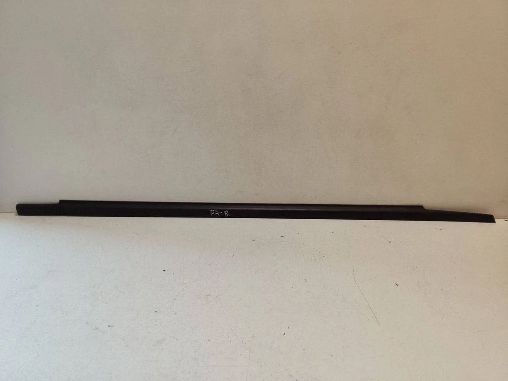 Front door glass trim molding – right