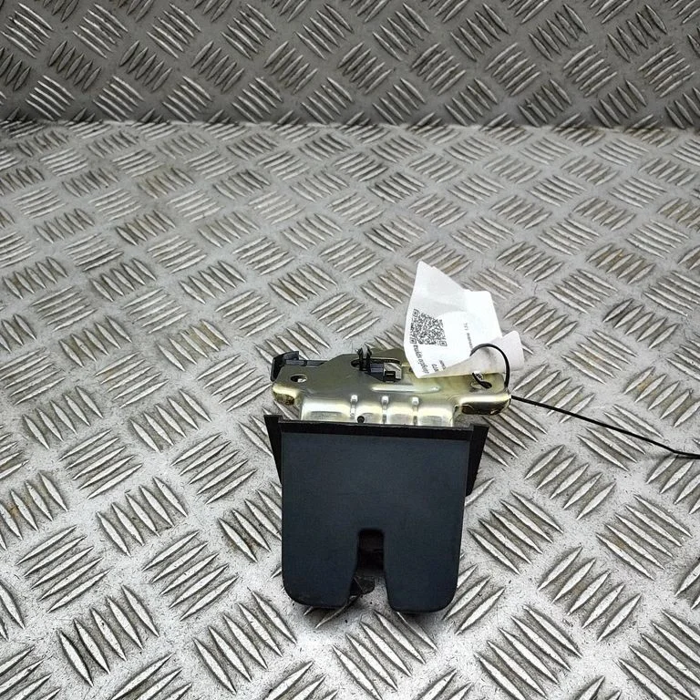 Aizmugurējā vāka slēdzene 5F0827505