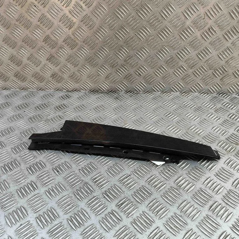 Tagaukse klaasi liist J8A2255A81A