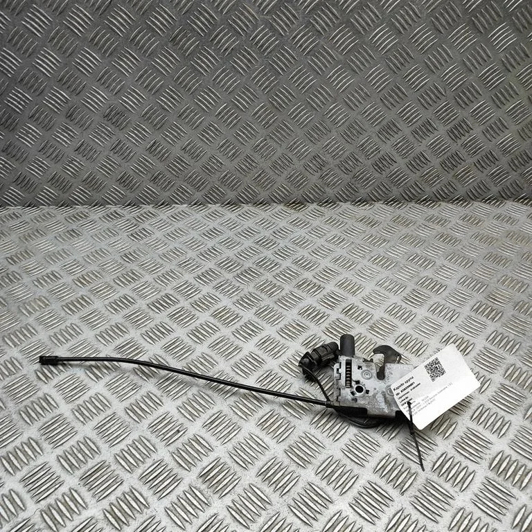 Motora pārsega slēdzene 654823509A