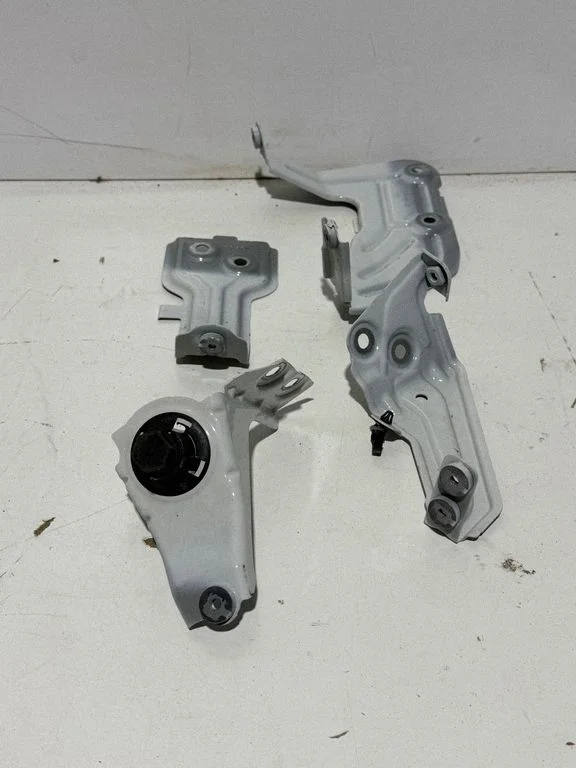 Fender mounting bracket 7400219