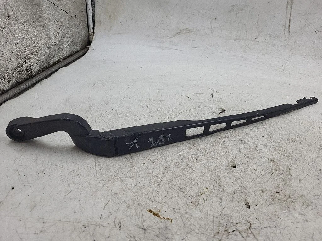 Front wiper blade arm