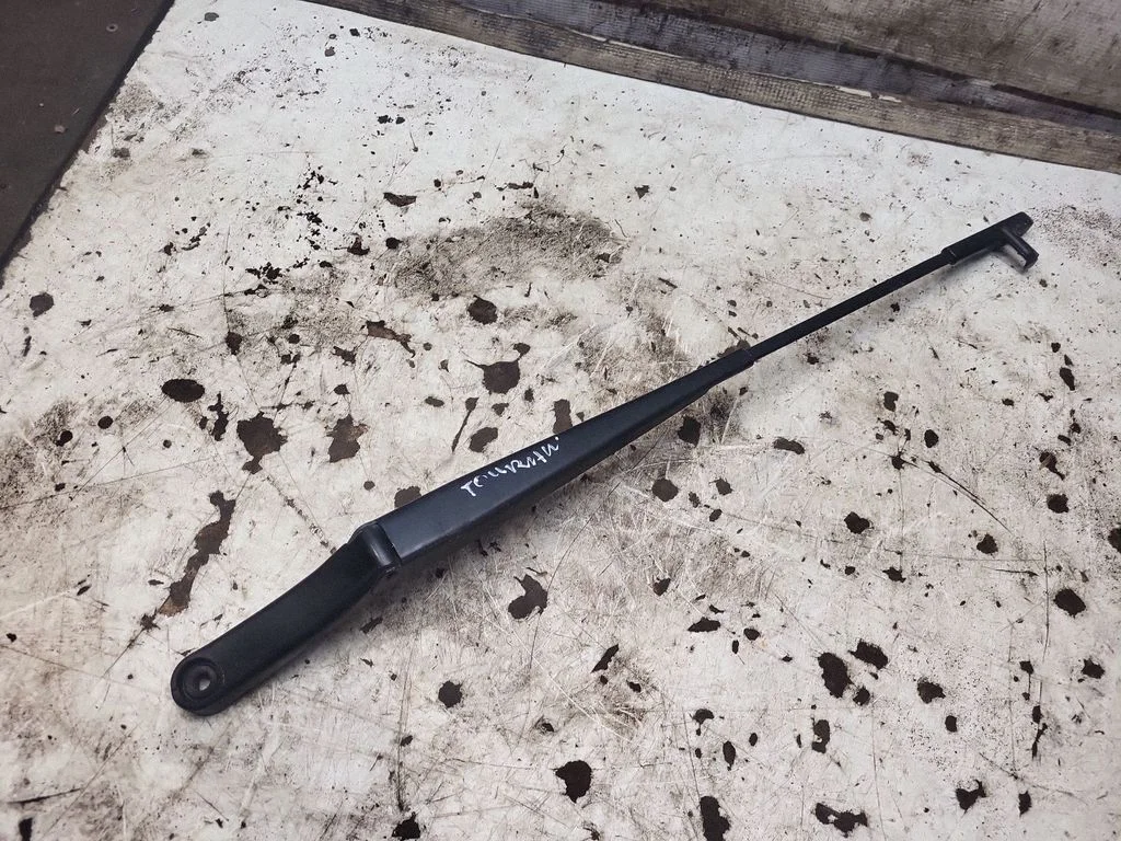 Front wiper blade arm