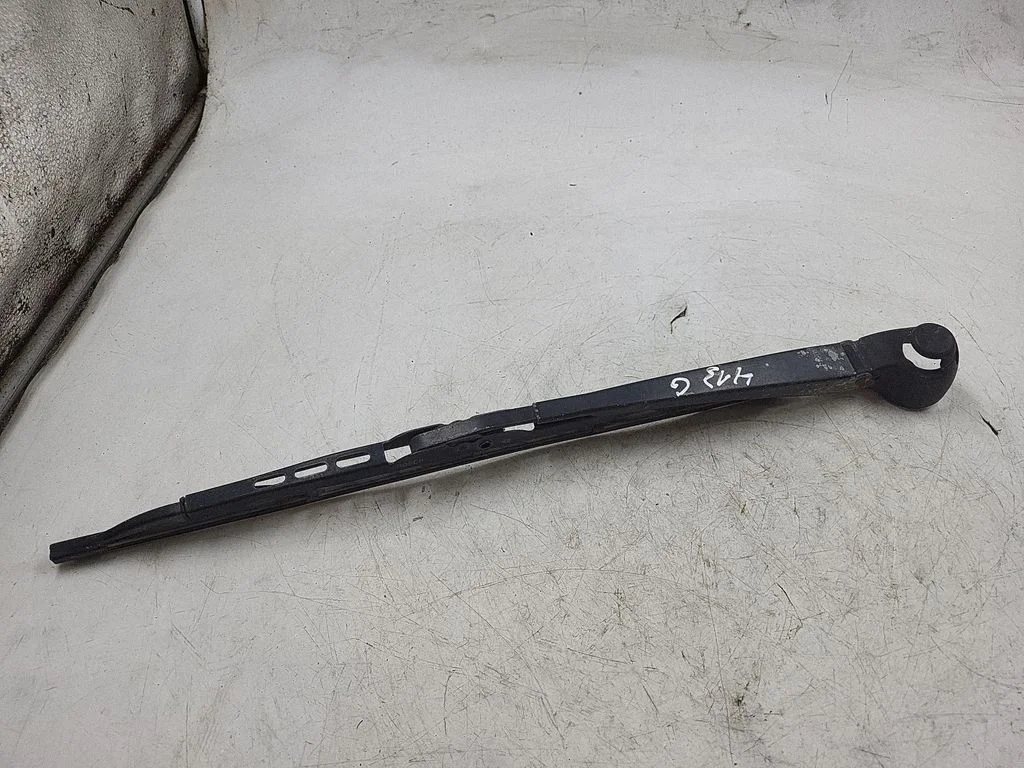 Rear wiper blade arm