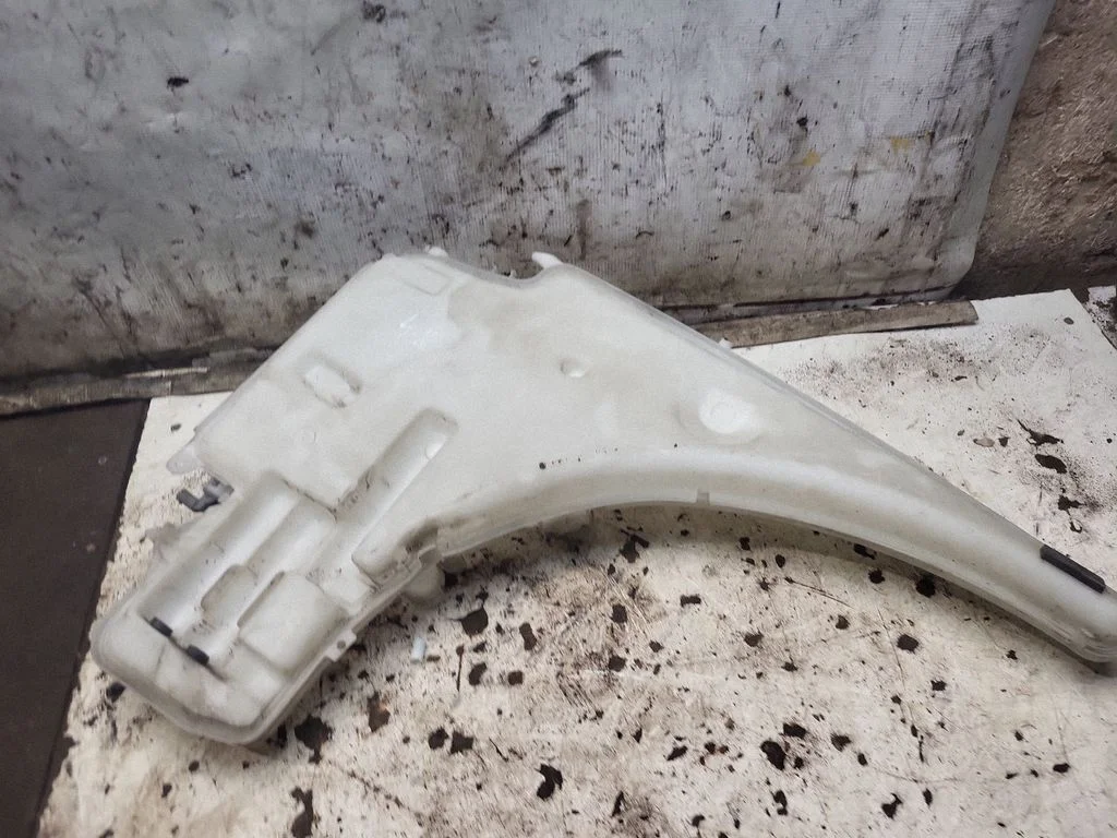 Windshield washer fluid reservoir/tank – BMW 3 Series E90 E91 (2005-2012)