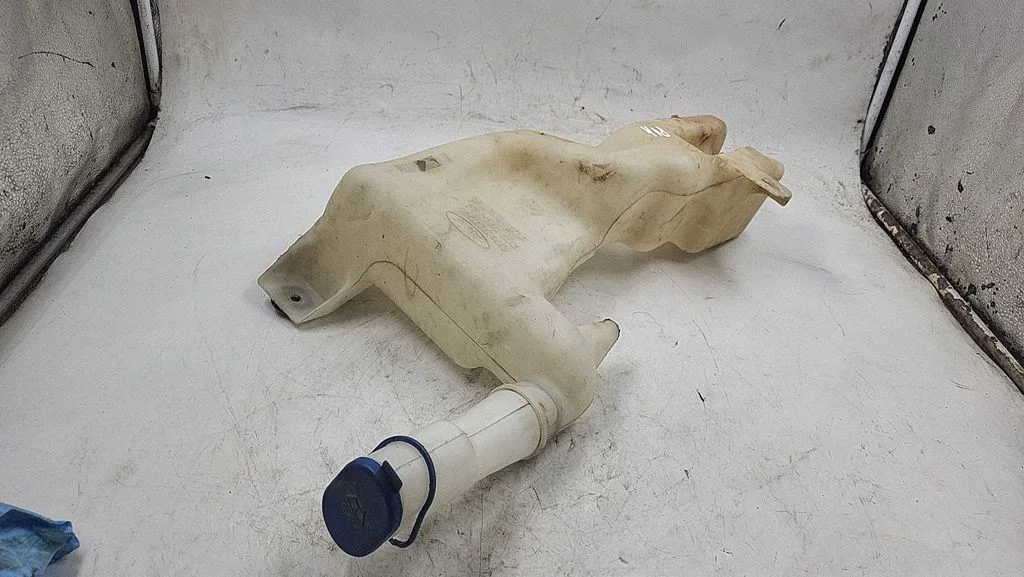 Windshield washer fluid reservoir/tank