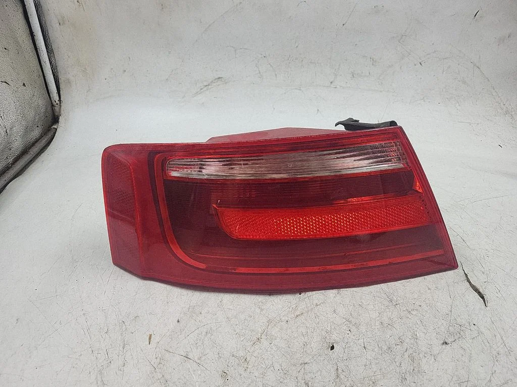 Lampa tylna w błotniku 8T0945095