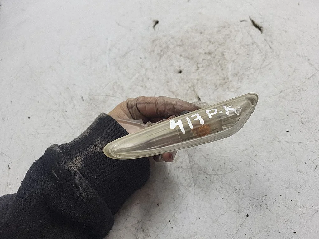 Front fender indicator light – front left