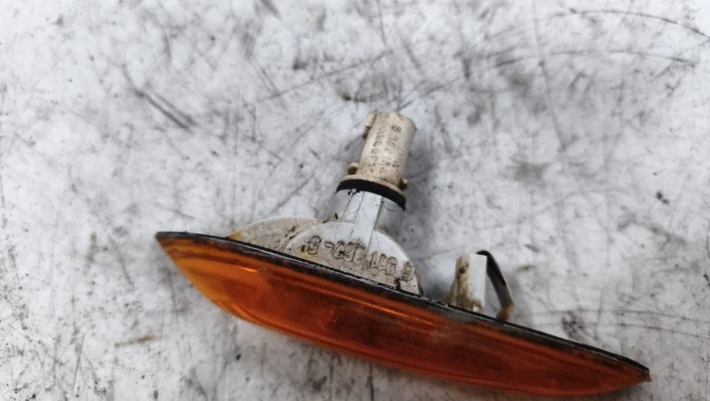 Front fender indicator light 6911367