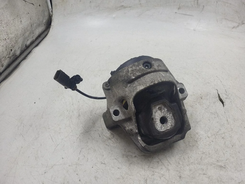Engine mount bracket – front right
