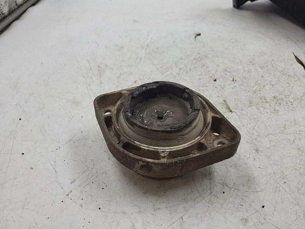 Engine mount bracket 3400335
