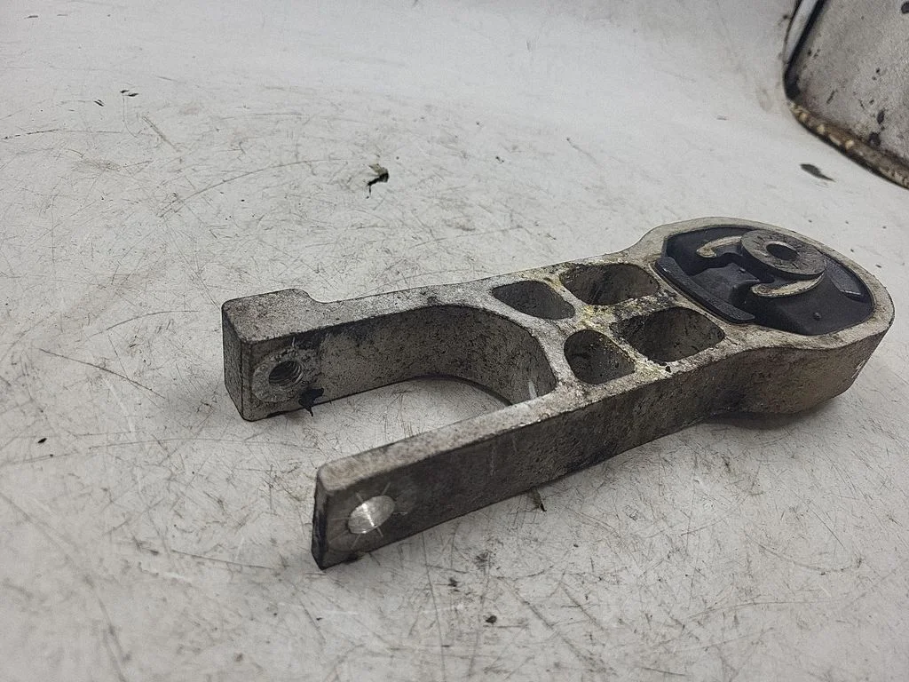 Engine mount bracket