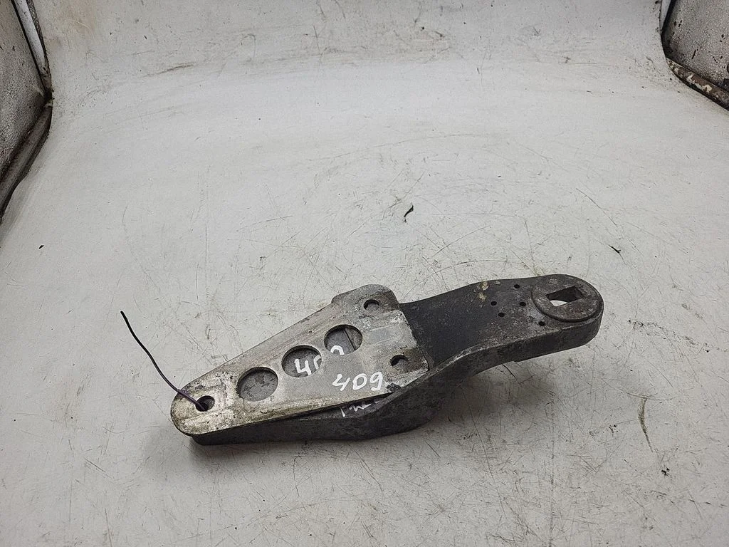 Engine mounting bracket