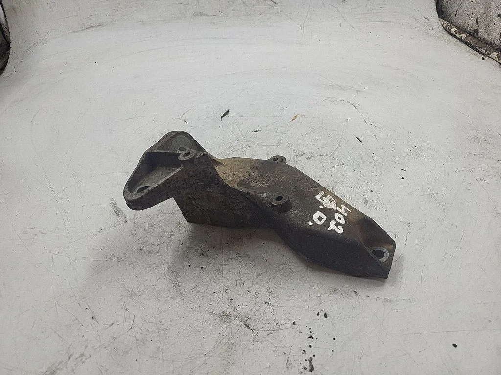 Engine mounting bracket – rear right