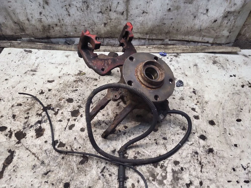 Rear wheel hub – rear left
