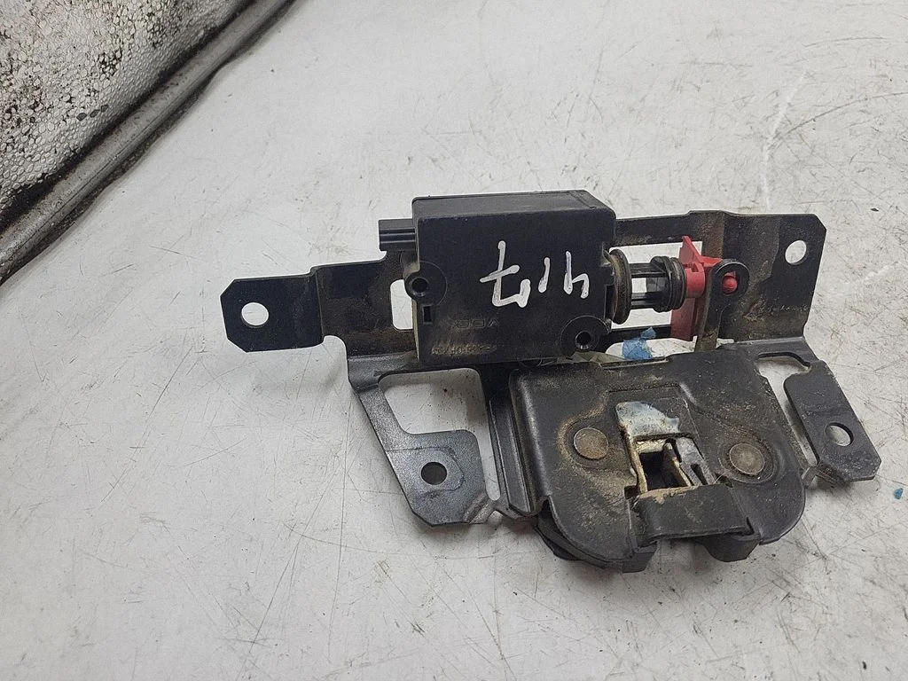 Aizmugurējā vāka slēdzene – BMW X3 E83 (2003-2010)