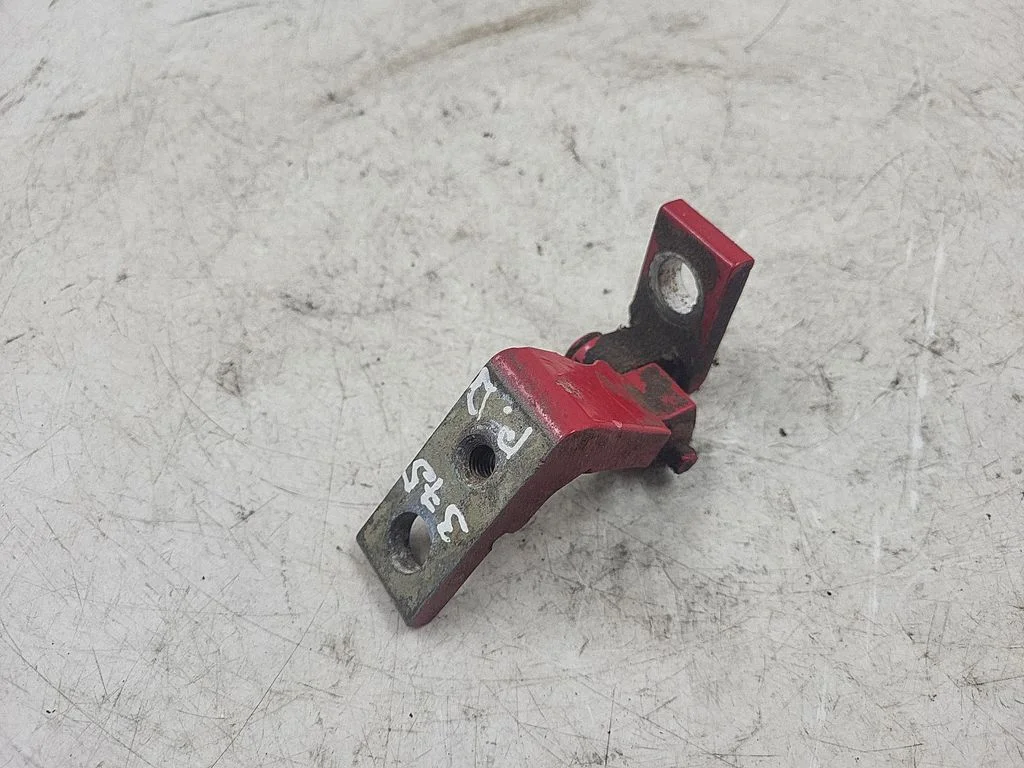 Front door lower hinge – front right