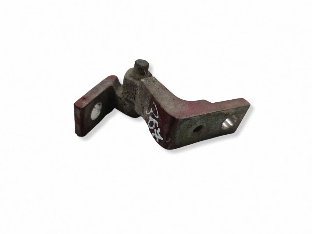 Front door lower hinge – front right