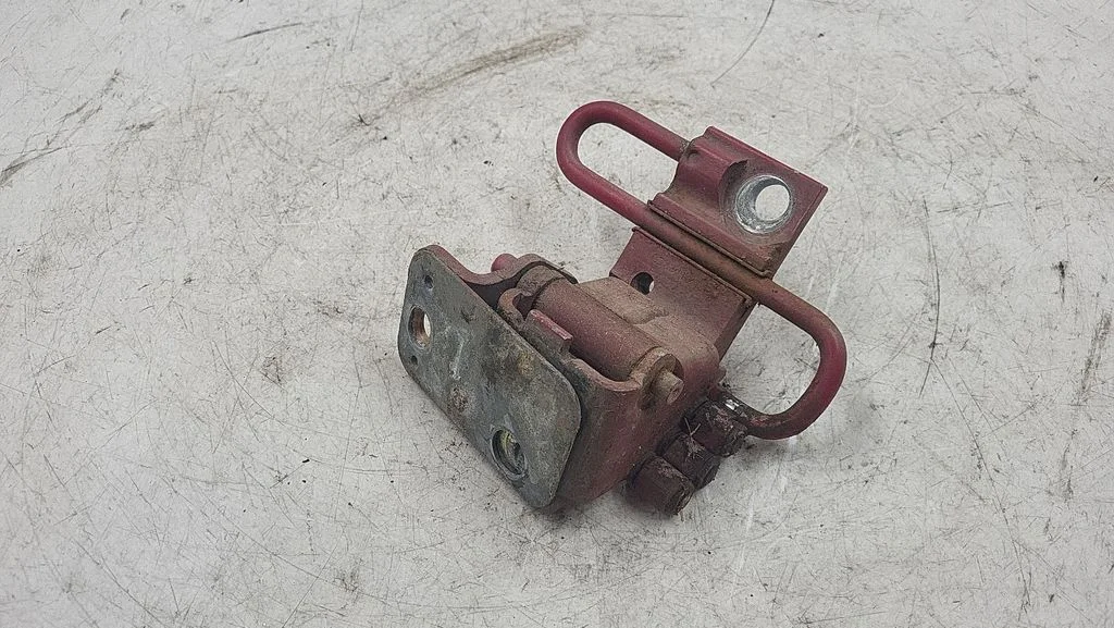 Front door upper hinge – front right