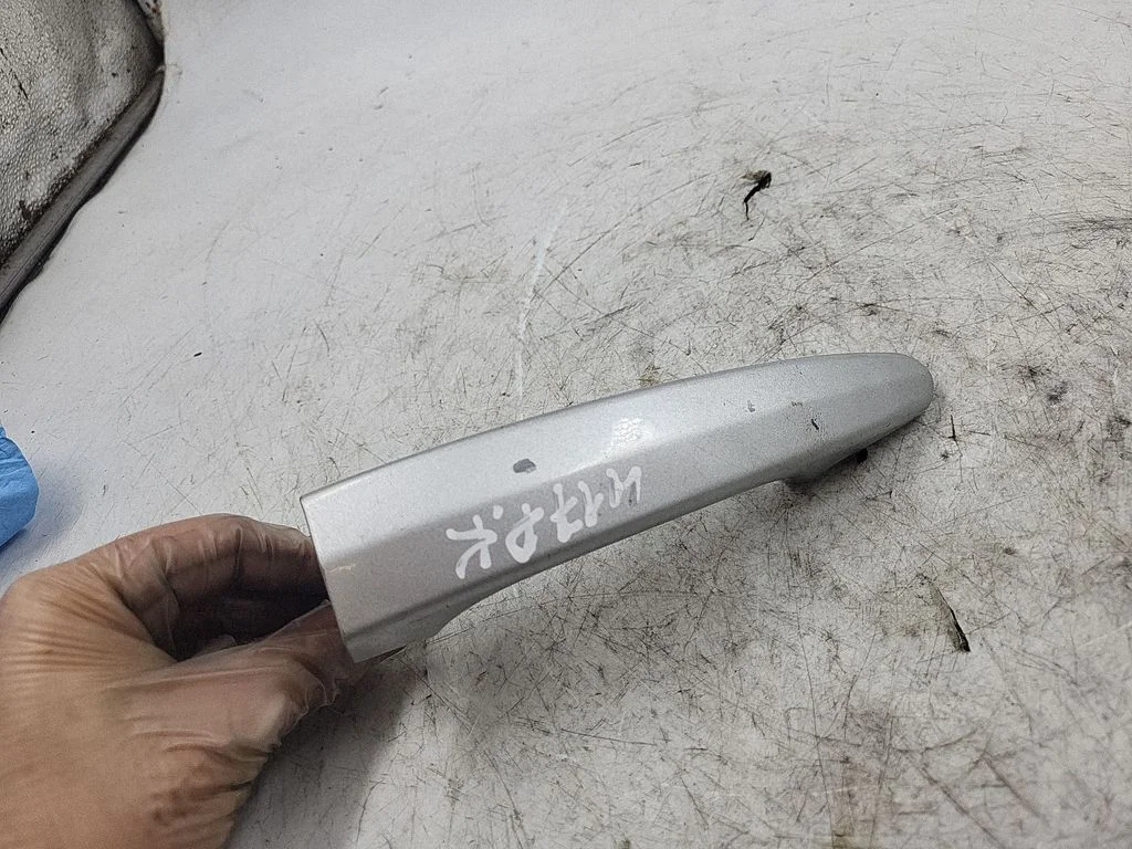 Front door exterior handle – front left