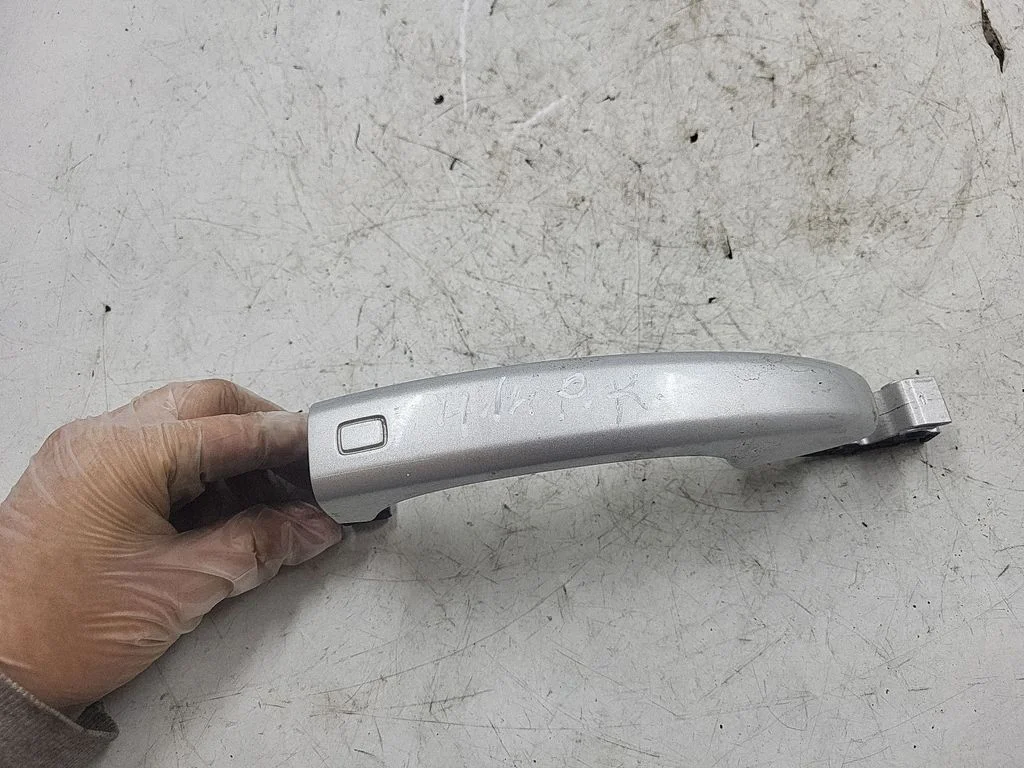 Klamka zewnętrzna drzwi przednich 8T0837205A