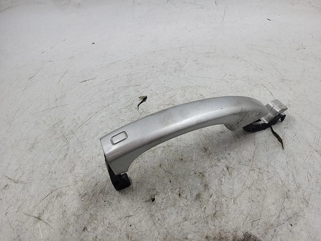 Klamka zewnętrzna drzwi przednich 8T0837205A