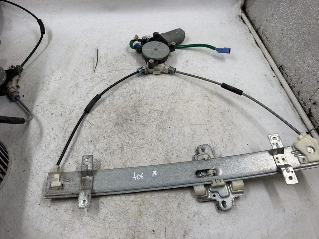 Front door window regulator with motor – front right