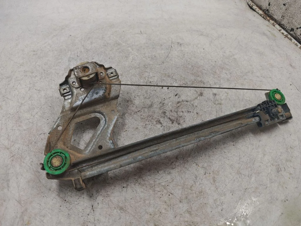 Mechaninis priekinio lango pakėlimo mechanizmas