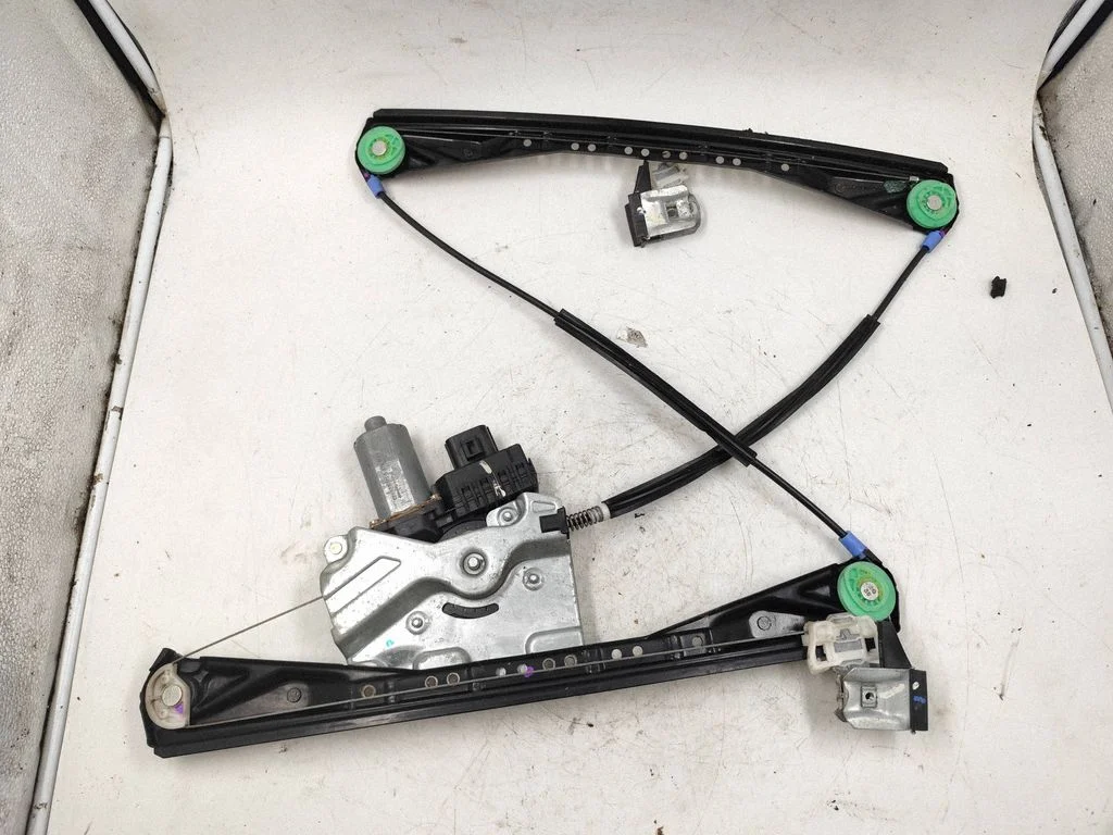 Mechaninis priekinio lango pakėlimo mechanizmas