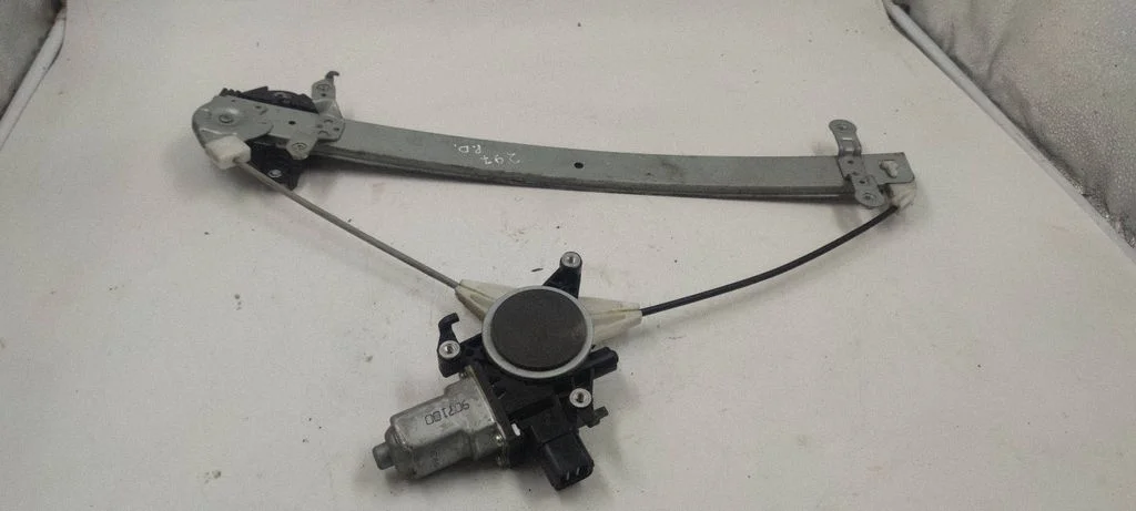 Mechaninis priekinio lango pakėlimo mechanizmas